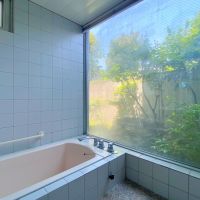 中郡大磯町東小磯の賃貸物件/浴室│敷地内の植栽が入浴時間にも楽しめます