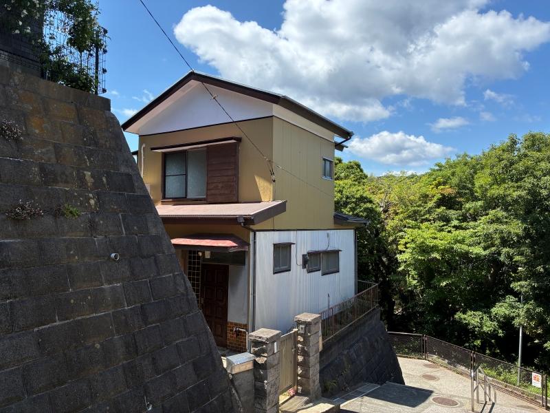 横須賀市鴨居一丁目の賃貸物件/外観｜坂の途中にひょっこり現れる物件