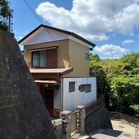 横須賀市鴨居一丁目の賃貸物件/外観｜坂の途中にひょっこり現れる物件