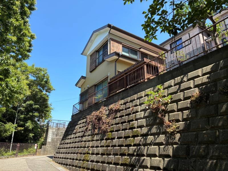 横須賀市鴨居一丁目の賃貸物件/外観｜ひな壇に建つ物件。日当たりは抜群です