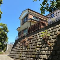 横須賀市鴨居一丁目の賃貸物件/外観｜ひな壇に建つ物件。日当たりは抜群です