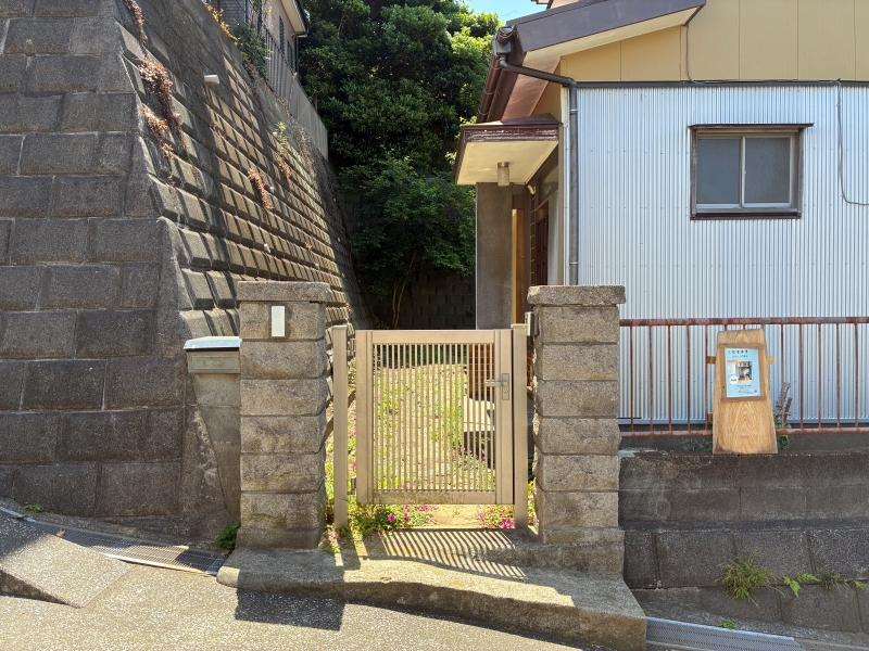 横須賀市鴨居一丁目の賃貸物件/アプローチ｜坂道の途中にある外門扉。その奥には庭が広がります
