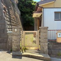 横須賀市鴨居一丁目の賃貸物件/アプローチ｜坂道の途中にある外門扉。その奥には庭が広がります