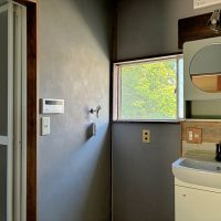 横須賀市鴨居一丁目の賃貸物件/1階 洗面室｜水まわりは新品にて更新。ユニットバス、洗面化粧台をオーナー自身で据えました