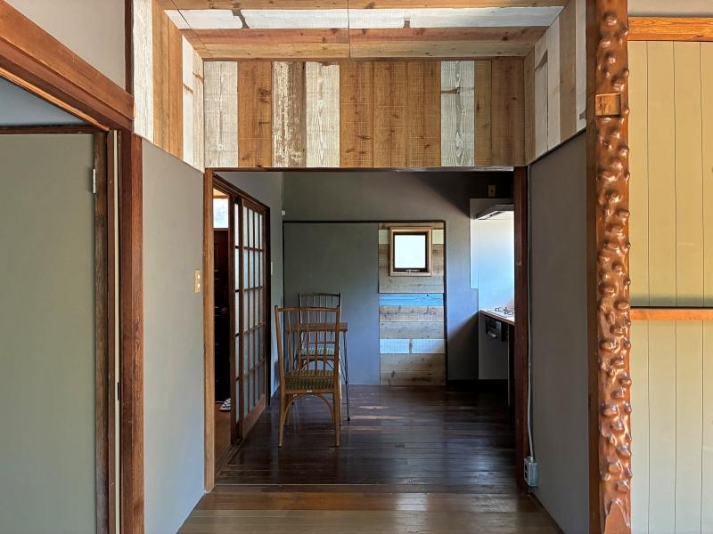 横須賀市鴨居一丁目の賃貸物件/1階 LDK｜新しく作る部分と残す部分をじっくり検討したそうです（椅子、テーブル、照明器具は撮影用に設置されたものです）