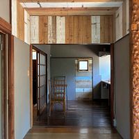 横須賀市鴨居一丁目の賃貸物件/1階 LDK｜新しく作る部分と残す部分をじっくり検討したそうです（椅子、テーブル、照明器具は撮影用に設置されたものです）