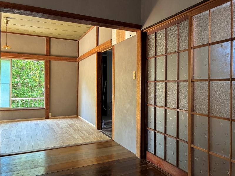 横須賀市鴨居一丁目の賃貸物件/1階 LDK｜味のある模様ガラス入り建具。床板は別の解体現場から引き取ったものです