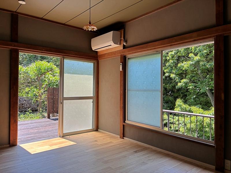 横須賀市鴨居一丁目の賃貸物件/1階 LDK｜建物周囲の開放感がよく分かる一枚。外に続くデッキも合わせ広い空間です