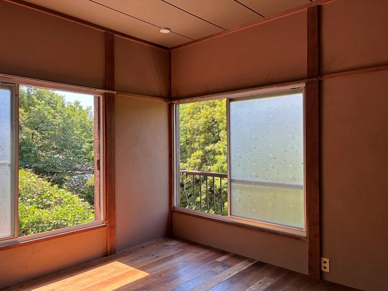 横須賀市鴨居一丁目の賃貸物件/2階 洋室2｜緑がよく見える北向きの部屋は落ち着いた明るさ。仕事部屋にするならコチラがおすすめ