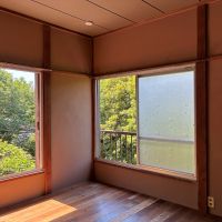 横須賀市鴨居一丁目の賃貸物件/2階 洋室2｜緑がよく見える北向きの部屋は落ち着いた明るさ。仕事部屋にするならコチラがおすすめ
