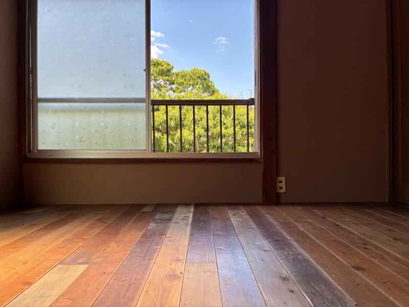 横須賀市鴨居一丁目の賃貸物件/2階 洋室2｜鎌倉市内の住宅からレスキューした床板を重ね張り。色味や日焼け具合の違いがいい味を出しています