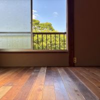 横須賀市鴨居一丁目の賃貸物件/2階 洋室2｜鎌倉市内の住宅からレスキューした床板を重ね張り。色味や日焼け具合の違いがいい味を出しています