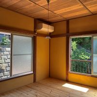 横須賀市鴨居一丁目の賃貸物件/2階 洋室1｜南向きの明るい一室。元和室を全面改修。天井板は他所から引き取った木材。こちらも照明器具は自作のアンティーク品
