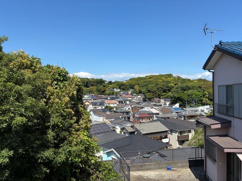 横須賀市鴨居一丁目の賃貸物件/2階廊下からの眺望｜起伏に富んだ横須賀の景色が広がります