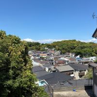 横須賀市鴨居一丁目の賃貸物件/2階廊下からの眺望｜起伏に富んだ横須賀の景色が広がります