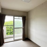 茅ヶ崎市茅ヶ崎二丁目の売買物件/西側洋室｜約4.5帖の洋室が2部屋並んでいます。この壁は抜けそうなので合体させても良さそうです