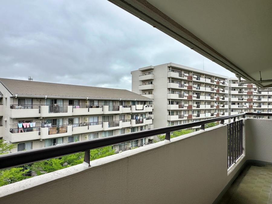 茅ヶ崎市茅ヶ崎二丁目の売買物件/西側のバルコニーからの眺望｜マンションは全部で11棟あります
