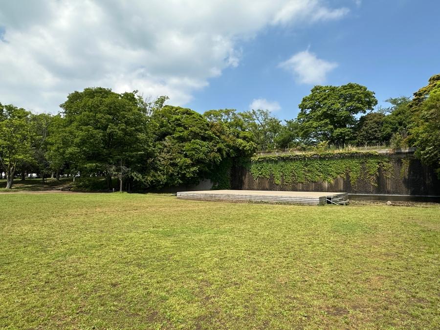 茅ヶ崎市茅ヶ崎二丁目の売買物件/第一カッターきいろ公園（茅ヶ崎中央公園）｜人工の滝の前にはステージも