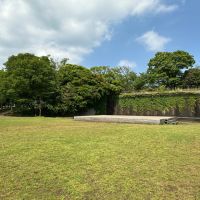 茅ヶ崎市茅ヶ崎二丁目の売買物件/第一カッターきいろ公園（茅ヶ崎中央公園）｜人工の滝の前にはステージも