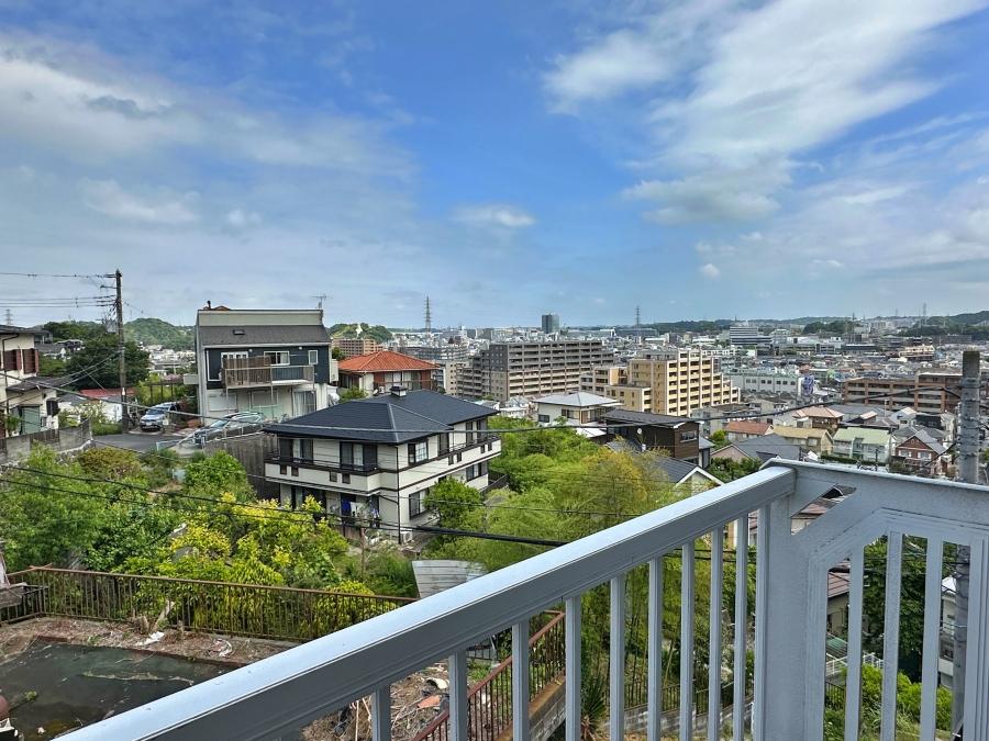 鎌倉市台四丁目の賃貸物件/2階バルコニーからの眺望｜大船の市街地を一望。実は大船観音も拝めます