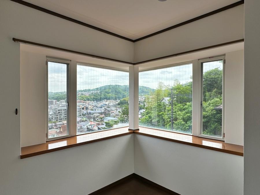 鎌倉市台四丁目の賃貸物件/2階洋室その1｜コーナー窓は出窓になっています