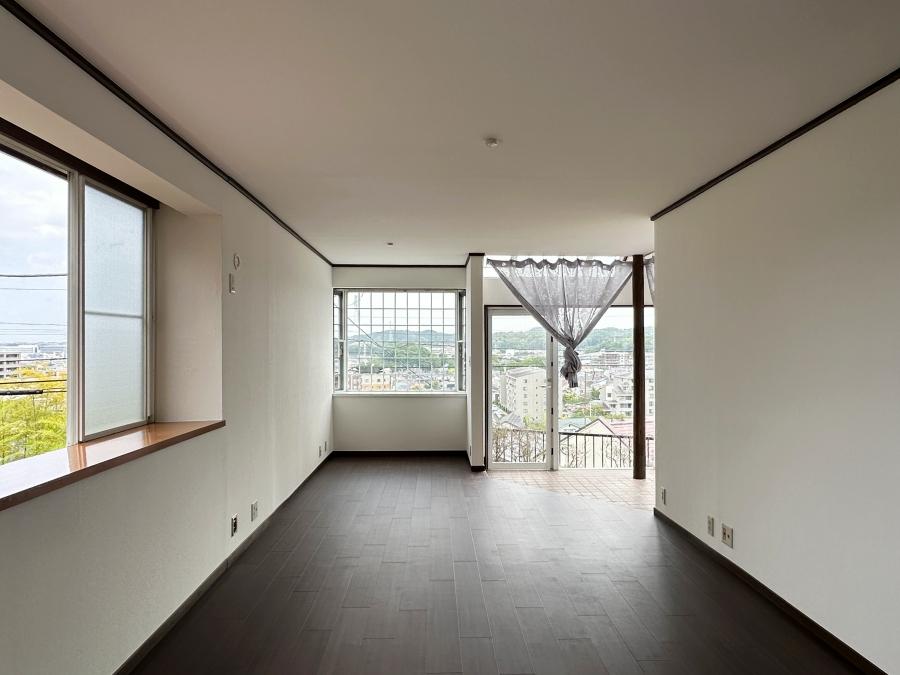 鎌倉市台四丁目の賃貸物件/リビングダイニング｜角部屋なので開口部が多くて明るい