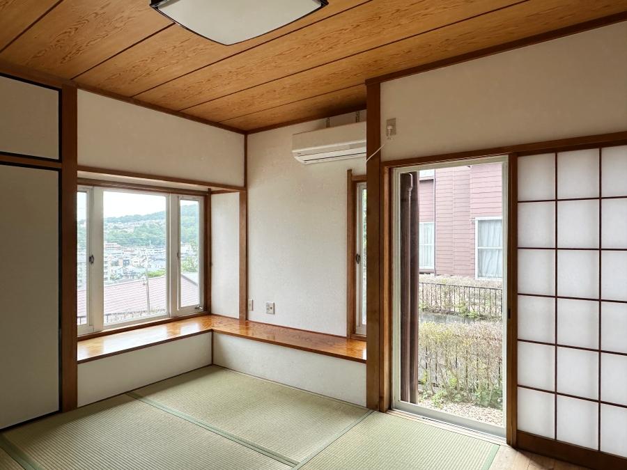 鎌倉市台四丁目の賃貸物件/和室その2｜腰掛けて抜けた眺望を楽しめます