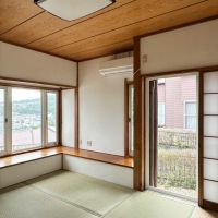 鎌倉市台四丁目の賃貸物件/和室その2｜腰掛けて抜けた眺望を楽しめます