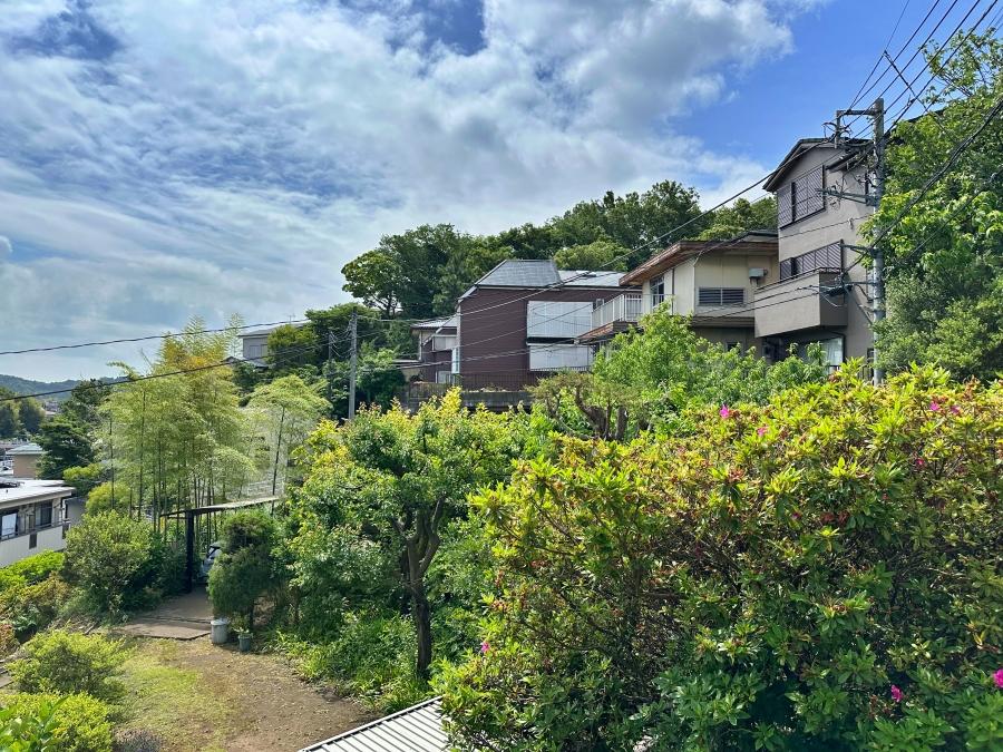 鎌倉市台四丁目の賃貸物件/遠くから見た外観｜周囲は緑がモリモリ