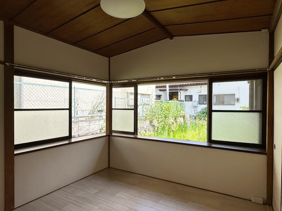 鎌倉市十二所の賃貸物件/洋室その2｜すりガラス入りの木製建具と船底天井が残っていて個人的に好きな部屋です
