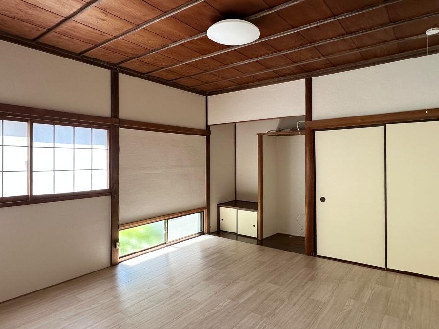 鎌倉市十二所の賃貸物件/洋室その3｜竿縁天井と床の間が残っています。シーリングを和風のペンダントライトに変えるだけで印象が変わるかもしれません