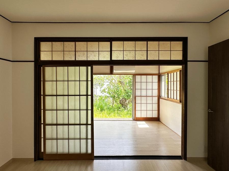 鎌倉市十二所の賃貸物件/ダイニングから洋室その1を見る｜すりガラスの建具で仕切られています