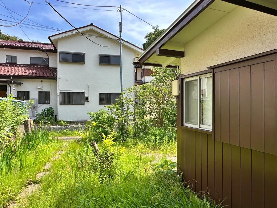 鎌倉市十二所の賃貸物件/洋室その2から庭を見る｜道から玄関までのアプローチには石が敷かれています