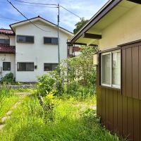 鎌倉市十二所の賃貸物件/洋室その2から庭を見る｜道から玄関までのアプローチには石が敷かれています