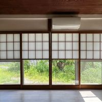 鎌倉市十二所の賃貸物件/洋室その1｜雪見障子を上げて閉めきる眺めもいい