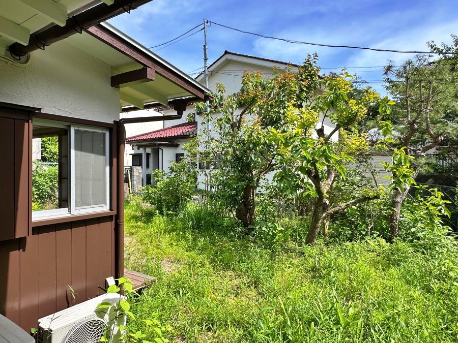 鎌倉市十二所の賃貸物件/洋室その4から庭を見る｜ちょっとした家庭菜園できそうな広さがあります
