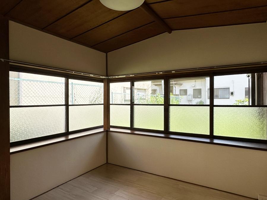 鎌倉市十二所の賃貸物件/洋室その2｜木製建具を閉め切るとこんな感じ