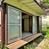 鎌倉市十二所の賃貸物件/庭から濡れ縁を見る｜ここに腰掛けてスイカにかぶりつきたい
