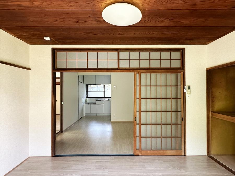 鎌倉市十二所の賃貸物件/洋室その1からダイニングを見る｜一番奥にキッチンがあります