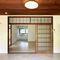 鎌倉市十二所の賃貸物件/洋室その1からダイニングを見る｜一番奥にキッチンがあります