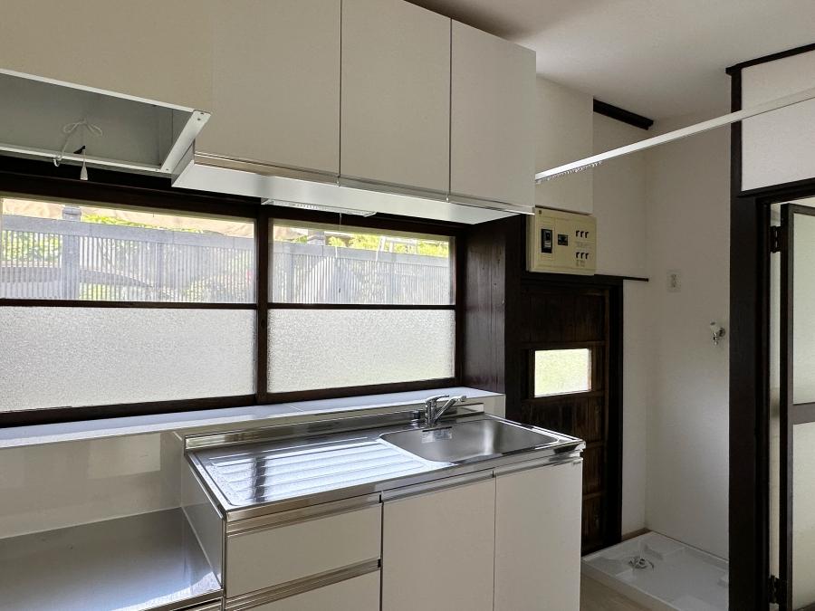 鎌倉市十二所の賃貸物件/キッチン｜浴室が隣ですが脱衣所はないのでカーテンで仕切ってください