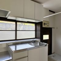 鎌倉市十二所の賃貸物件/キッチン｜浴室が隣ですが脱衣所はないのでカーテンで仕切ってください
