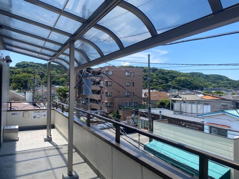逗子市逗子五丁目の賃貸物件/3階バルコニ―は屋根付き│前面道路は車通りのある、商店も多く点在するエリア