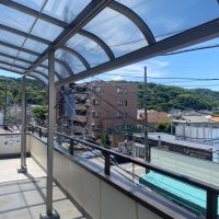 逗子市逗子五丁目の賃貸物件/3階バルコニ―は屋根付き│前面道路は車通りのある、商店も多く点在するエリア