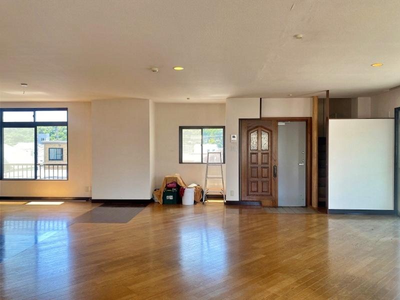逗子市逗子五丁目の賃貸物件/ワンルームの別角度│窓の先に緑が見えるのはうれしい