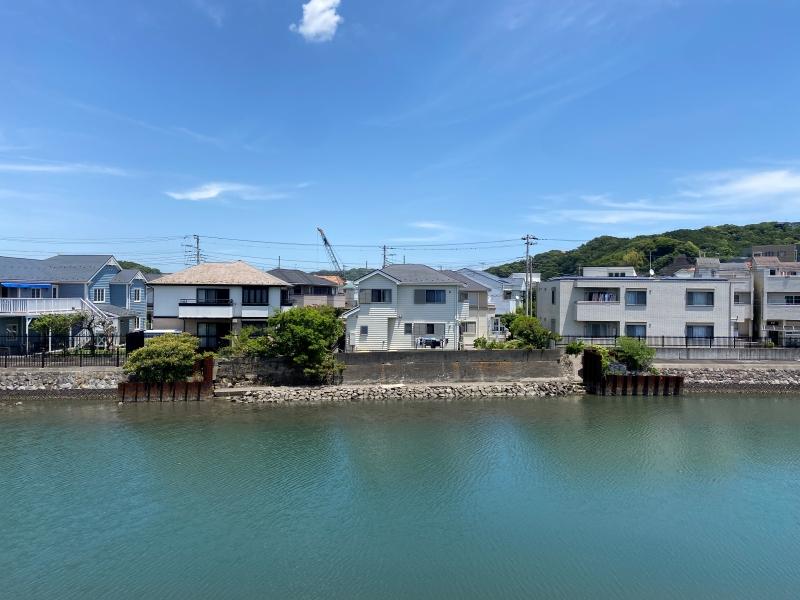 逗子市新宿一丁目の売買物件/書斎3帖から田越川を眺める。空も広くて開放感があります