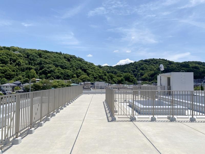 逗子市新宿一丁目の売買物件/共有部│ルーフバルコニー、東側は山の緑がたっぷり