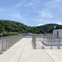 逗子市新宿一丁目の売買物件/共有部│ルーフバルコニー、東側は山の緑がたっぷり
