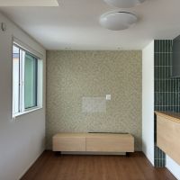 藤沢市辻堂東海岸二丁目の売買物件/キッチンの隣は、テレビボードがあります