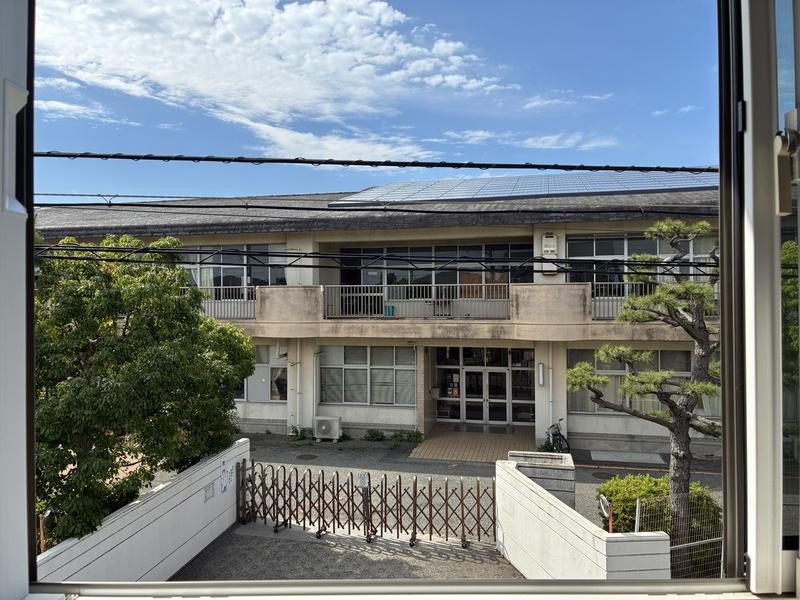 藤沢市辻堂東海岸二丁目の売買物件/西側の窓からは、小学校の校舎が見えます